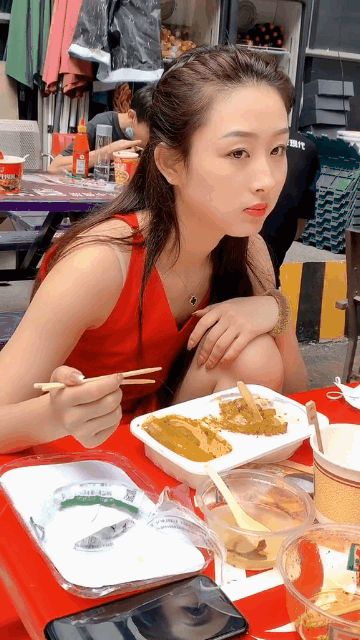 妹子，长得好看，连吃饭都是这么无所谓