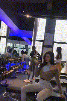 搞笑GIF图：你会让女朋友这样上街吗？